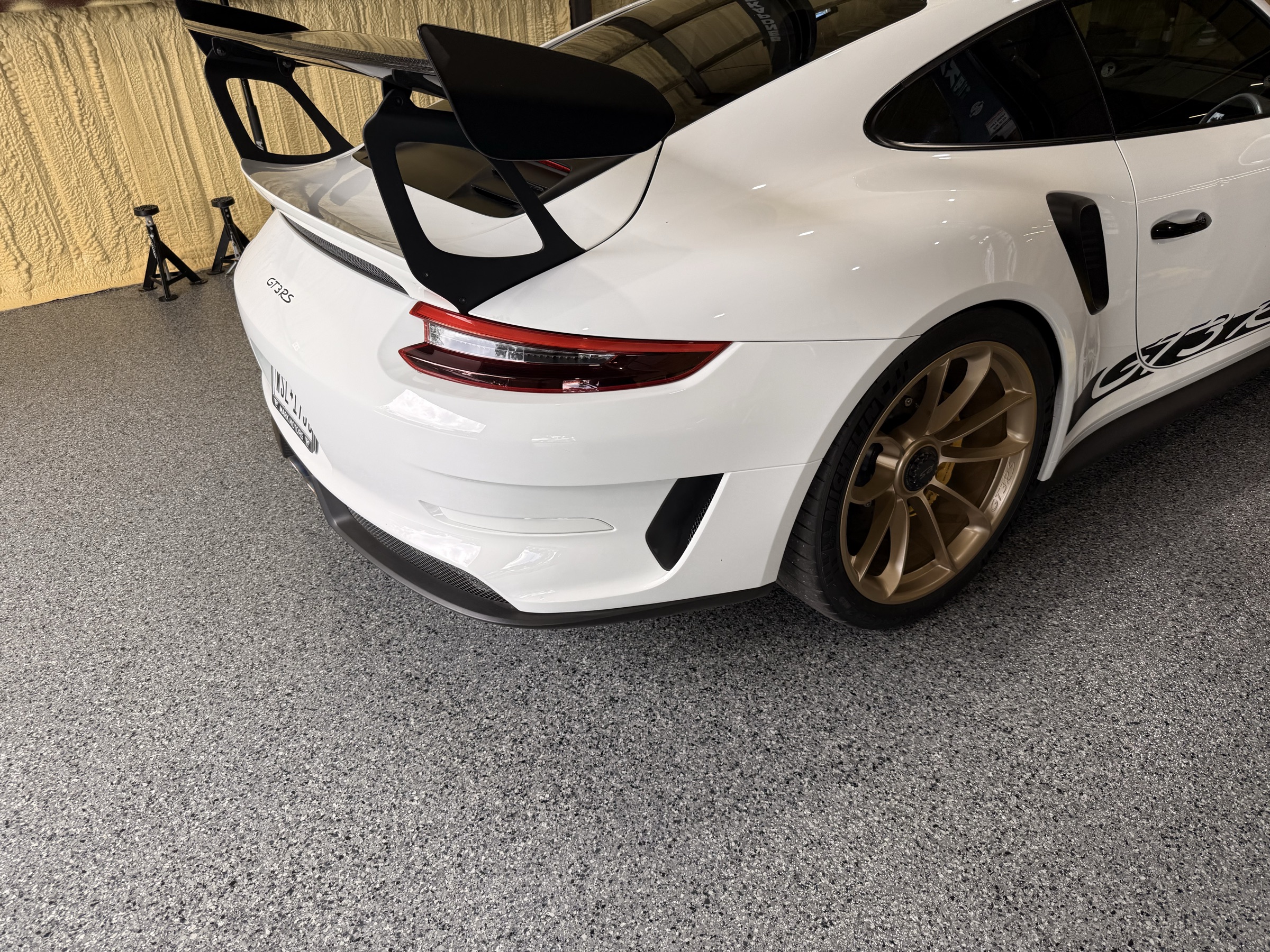 Porsche 911 GT3 RS in the bay